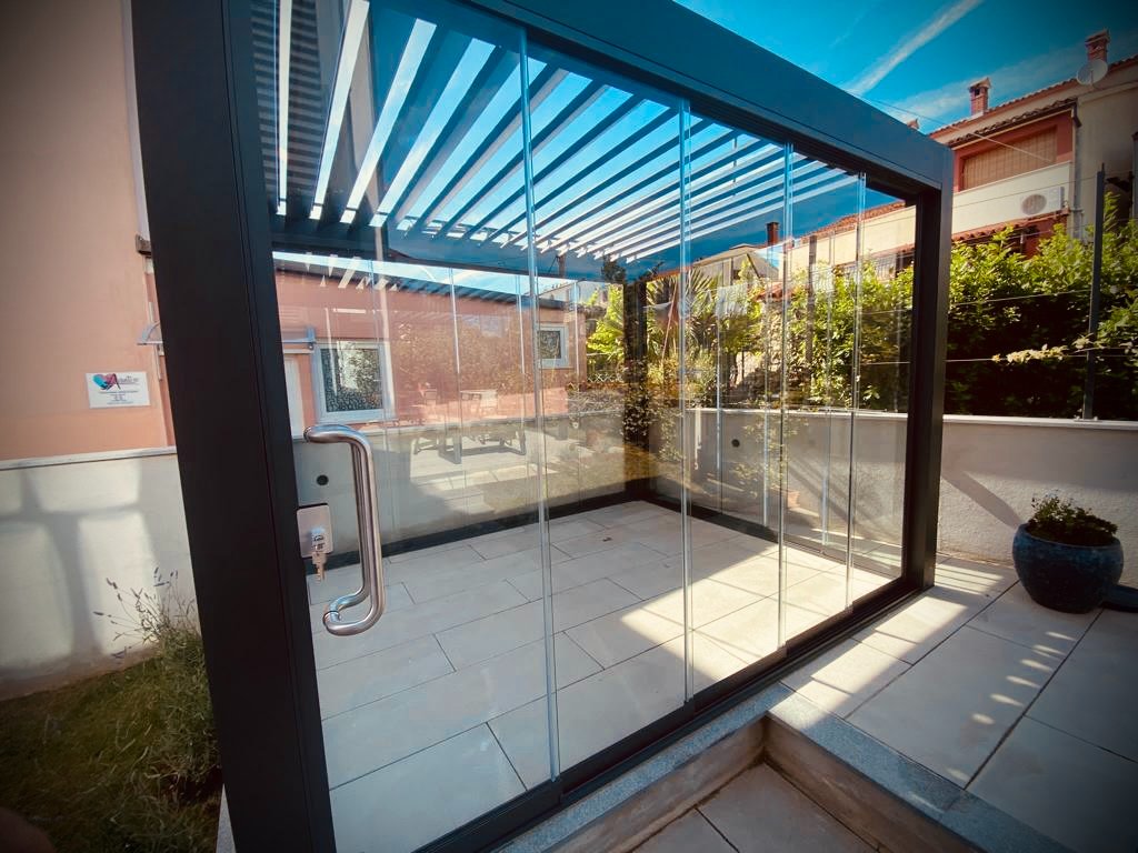 Bioklimatska pergola ostakljena